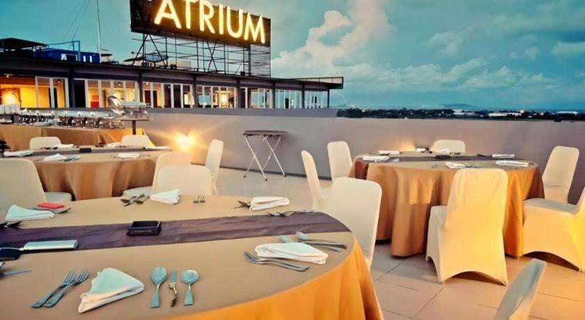 Atrium Premiere Чилачап Екстериор снимка